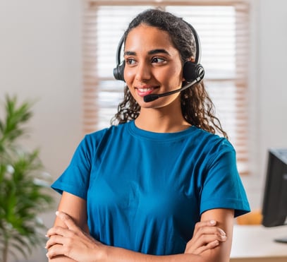 Une jeune femme avec un casque téléphonique