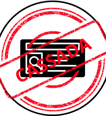 Imagem de uma carteira de habilitação com o carimbo de cassada.