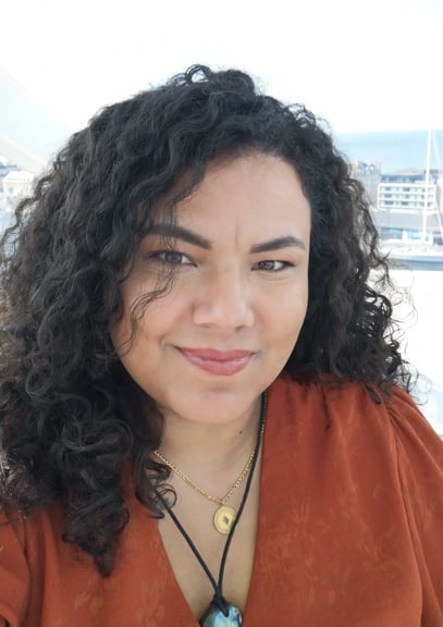 Suzi Santana, thérapeute énergétique spécialisée en apométrie, offrant des soins à distance pour femmes hypersensibles