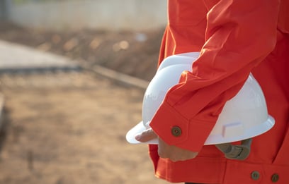 Homme avec casque chantier