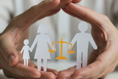 Familia protegida con balanza de justicia, símbolo del Derecho de Familia.