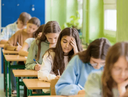 jeunes qui passent un examen écrit en classe