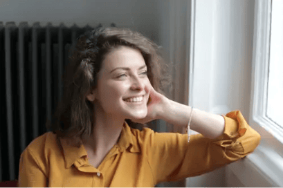 Chica sonriendo Ventana