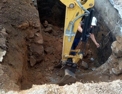 travaux préparatoires à l'aide d'un tracto pelle pour l'installation d'une micro station