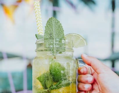 Cóctel refrescante mojito con lima y hierbabuena servido en tarro de cristal en Santa Lola