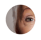 une femme avec un œil blanc et un eye-liner noir