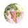 une femme avec une chemise blanche dans un jardin