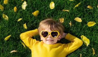 Un jeune enfant rayonne de fierté au petit matin après une nuit sèche .