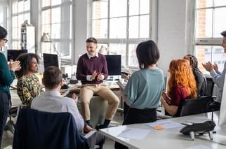 Diversidad de perspectivas durante una sesión de focus group para comprender mejor el mercado objetivo