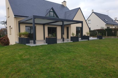 Maison contemporaine avec pelouse entretenue et terrasse aménagée