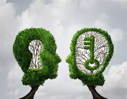 Deux têtes humaines en forme d'arbres qui se regardent, l'une avec 1 clé l'autre avec 1 serrure