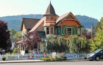 Drain OR - a beautiful 1800's colorful home