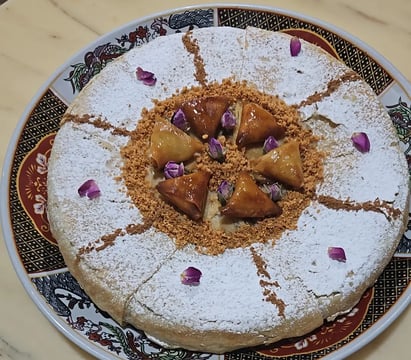 pastilla au poulet oignons confits, aux oeufs et amandes grillées