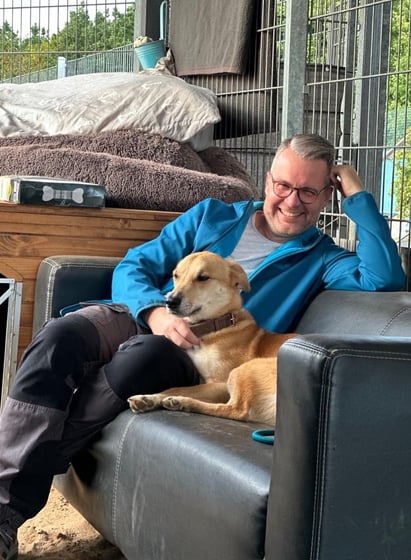 Marc in der HuTa Rheinrudel mit Rowdie auf einem Sofa