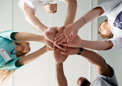 grupo de profissionais trabalhando juntos