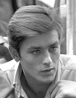 L'acteur français Alain Delon à la table d'un café sur la Via Veneto à Rome, le 5 octobre 1959.
