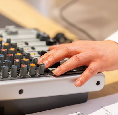 Table de mixage en action : captation des voix et immersion radio en atelier prise de parole