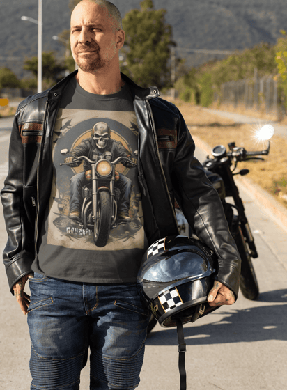 Caveira motociclista em destaque, representando a atitude rebelde do streetwear Cavérik.