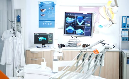 sala dentistica con radiografia panoramica su monitor paziente