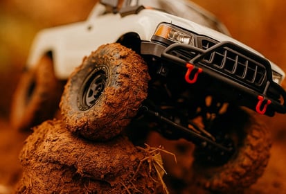 carro todo terreno crawler blanco pasando por lodo
