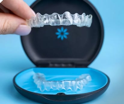 Invisalign transparan di Sidharta Dental Studio Malang untuk perawatan gigi rapi