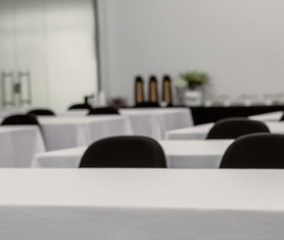 Sala reunião formato treinamento - SD espaço para eventos corporativos