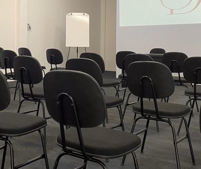 Sala reunião formato palestra - SD espaço para eventos corporativos