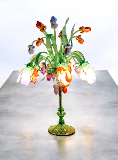 un lampadaire en verre de Murano a décors de fleurs en couleurs