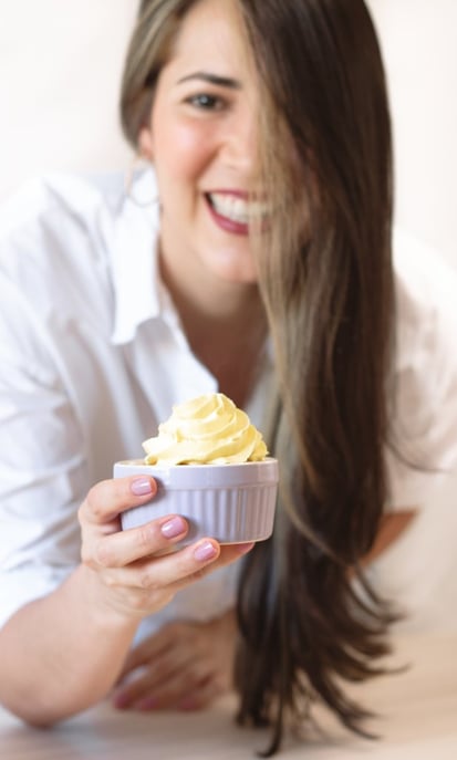 Yessara Lara, pastelera artesanal en Madrid, presentando una mini tarta casera hecha con intención