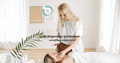 esteticista-profesional-haciendo-un-diagnóstico-facial-profesional