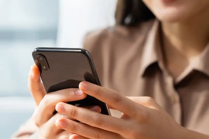 Persona contactandose