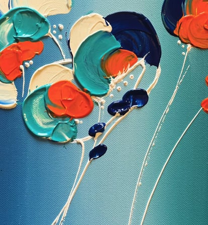 un tableau avec un fond dégradé bleu et des fleurs abstraites 