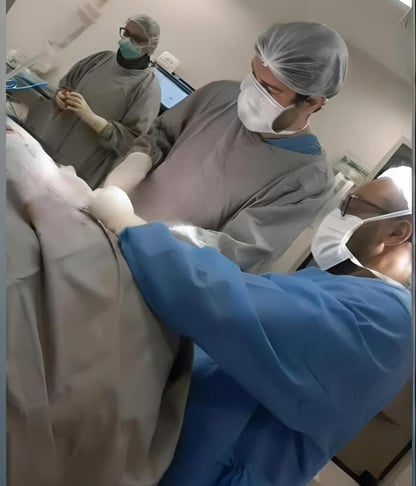 Dr. Diego Miras realizando uma cirurgia de osteossíntese do úmero