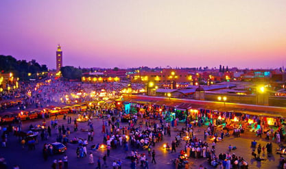 Marrakech voyage et Vue panoramique de la médina de Marrakech avec la mosquée Koutoubia en arrière-plan"