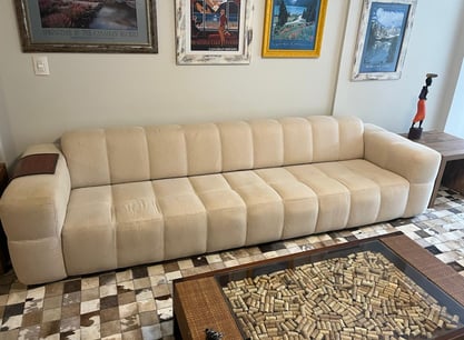 Sofá reformada construído sob novas espumas e tecido suede bege