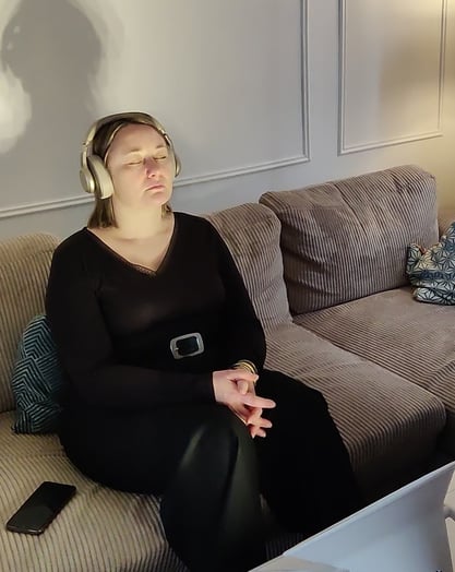 Cliente en relaxation profonde, profitant de la dream machine guidée par Yasmina Joly hypnose