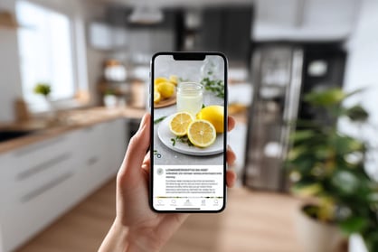 mão segurando um smartphone que mostra uma postagem do Instagram com a imagem de limões e um copo