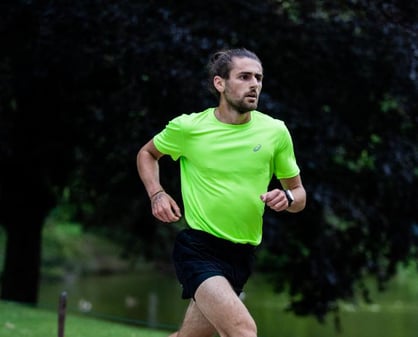 Coureur sur route  suivant son programme d'entraînement pour préparer son 10km ou son marathon