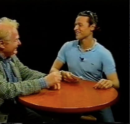 Raphaël Pathé interviewing an artist in Paris, in 2000 © Canalweb