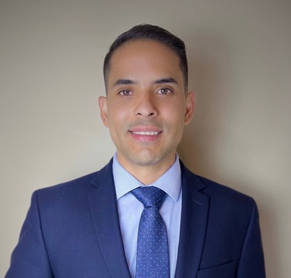 Alejandro , es abogado en Venezuela y Ecuador