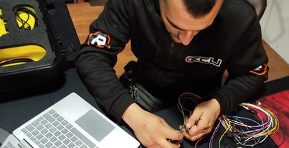 CEO de recuauto realizando una reprogramación por bench