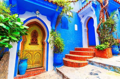 tourisme Maroc  la médina bleue de Chefchaouen, avec ses ruelles pittoresques et ses bâtiments traditionnels