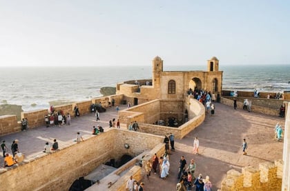 tourisme maroc Vue panoramique de la Skala de la Kasbah à Essaouira, fortification historique en béton avec canons en bronze 