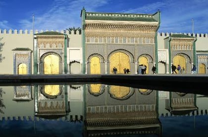 Porte monumentale de la médina de Fès, illustrant l'architecture traditionnelle marocaine avec ses ornements détaillés  symbo