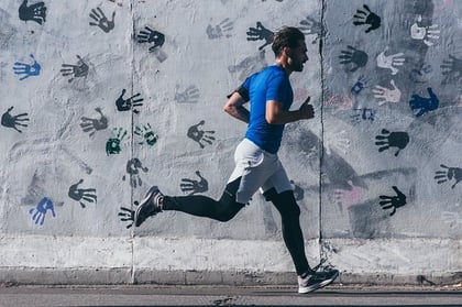 un homme court, il est performant et améliore ses performances grâce à l'autohypnose