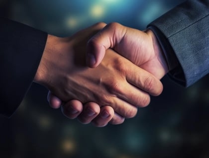 Une poignée de main symbolise la signature du contrat d'entretien