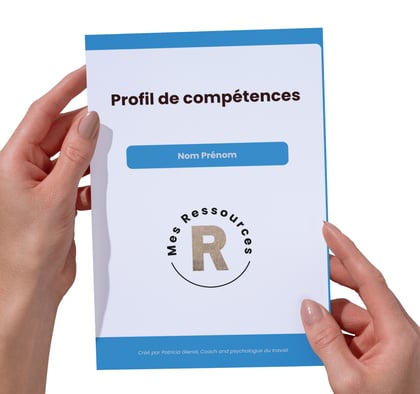 Deux mains tenant la couverture du profil de compétences réalisé avec Mes Ressources  et son prix