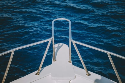 Proa de un barco mientras navega