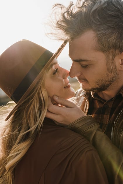 femme qui regarde un homme amoureusement