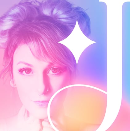 Rosto feminino com brilho e letra J arredondada com fundo degradê rosa, roxo azul e nude